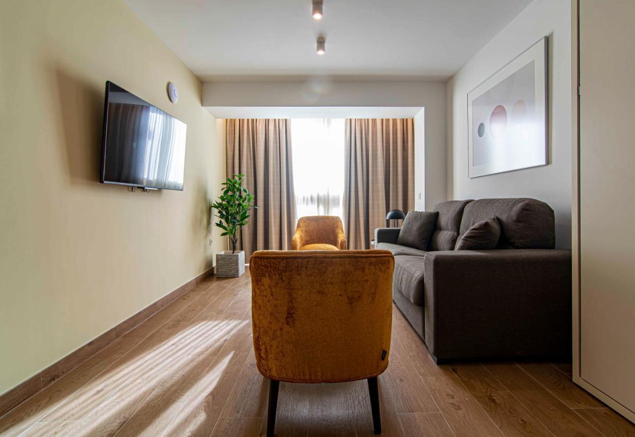 Apartamentos 1 Abril Малага Экстерьер фото