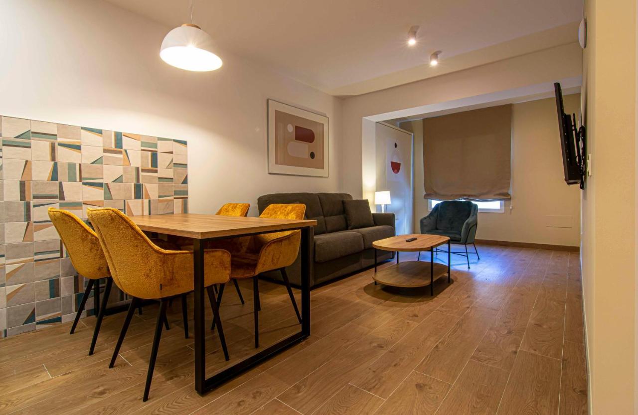 Apartamentos 1 Abril Малага Экстерьер фото