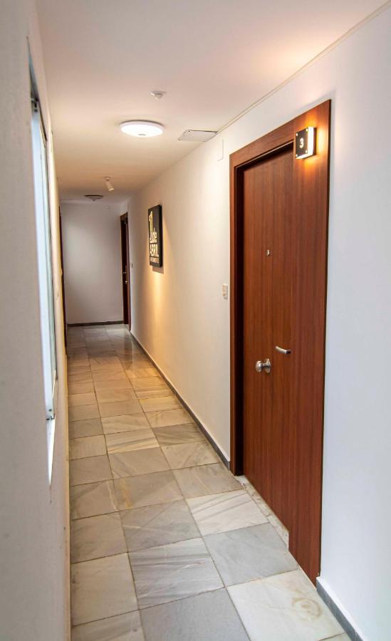 Apartamentos 1 Abril Малага Экстерьер фото