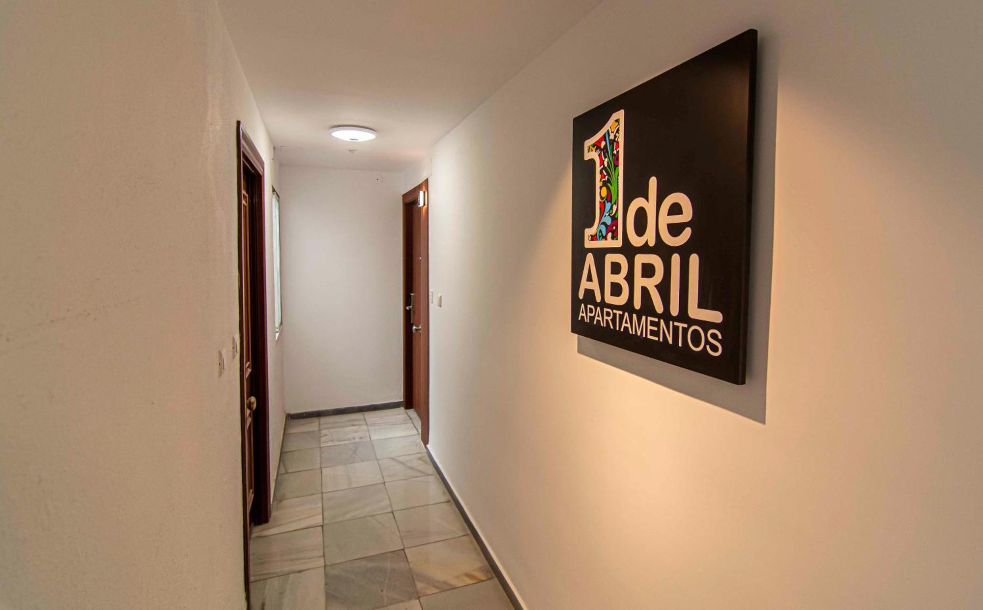 Apartamentos 1 Abril Малага Экстерьер фото